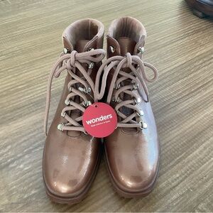 (NWT) Ladies WONDERS Champagne/Swede Ankle Boots.  Made in Spain
